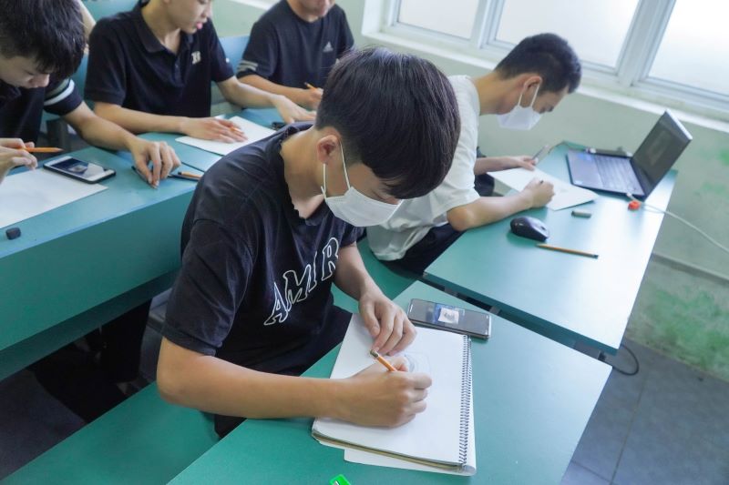 Sinh viên ngành Thiết kế đồ họa khoa Công nghệ thông tin học môn Mỹ thuật