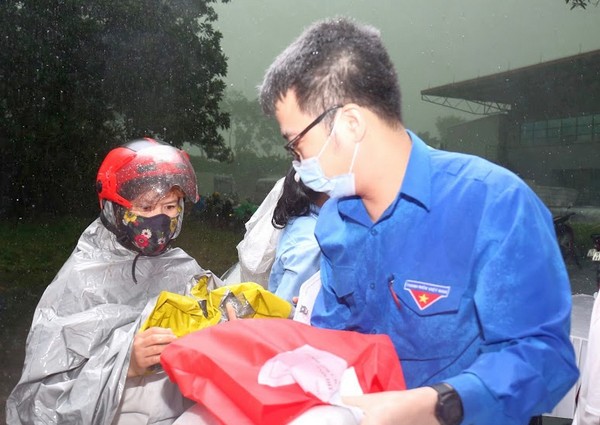 64 Gian Hàng “San Sẻ Yêu Thương” Hỗ Trợ Thanh Niên Công Nhân