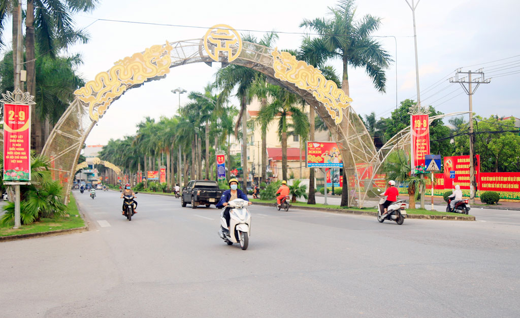Đường Cao Lỗ (huyện Đông Anh) nổi bật bởi băng rôn, áp phích…