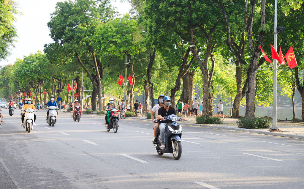 Phố Đinh Tiên Hoàng (quận Hoàn Kiếm) rợp cờ Tổ quốc.