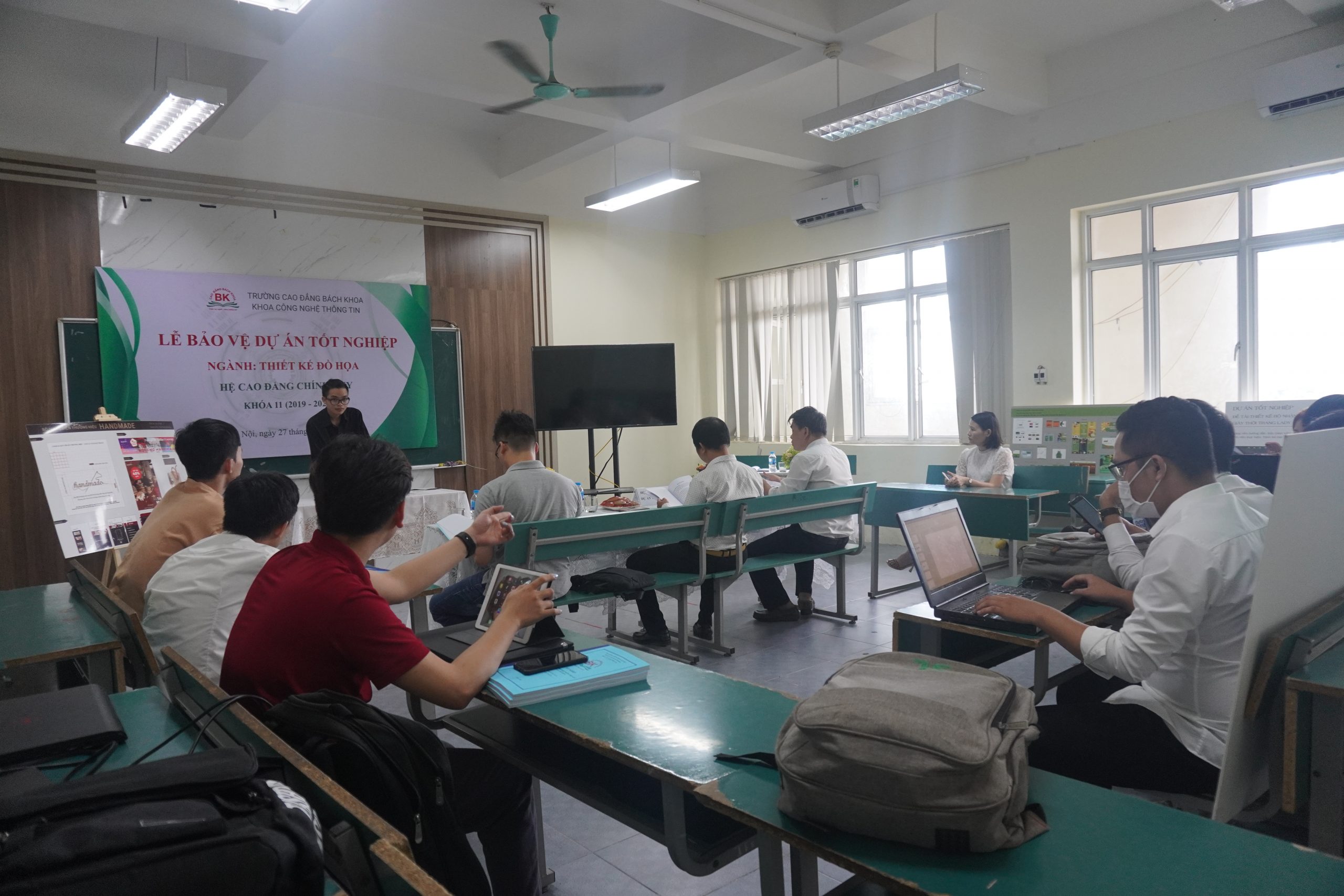 Sinh viên thiết kế đồ họa