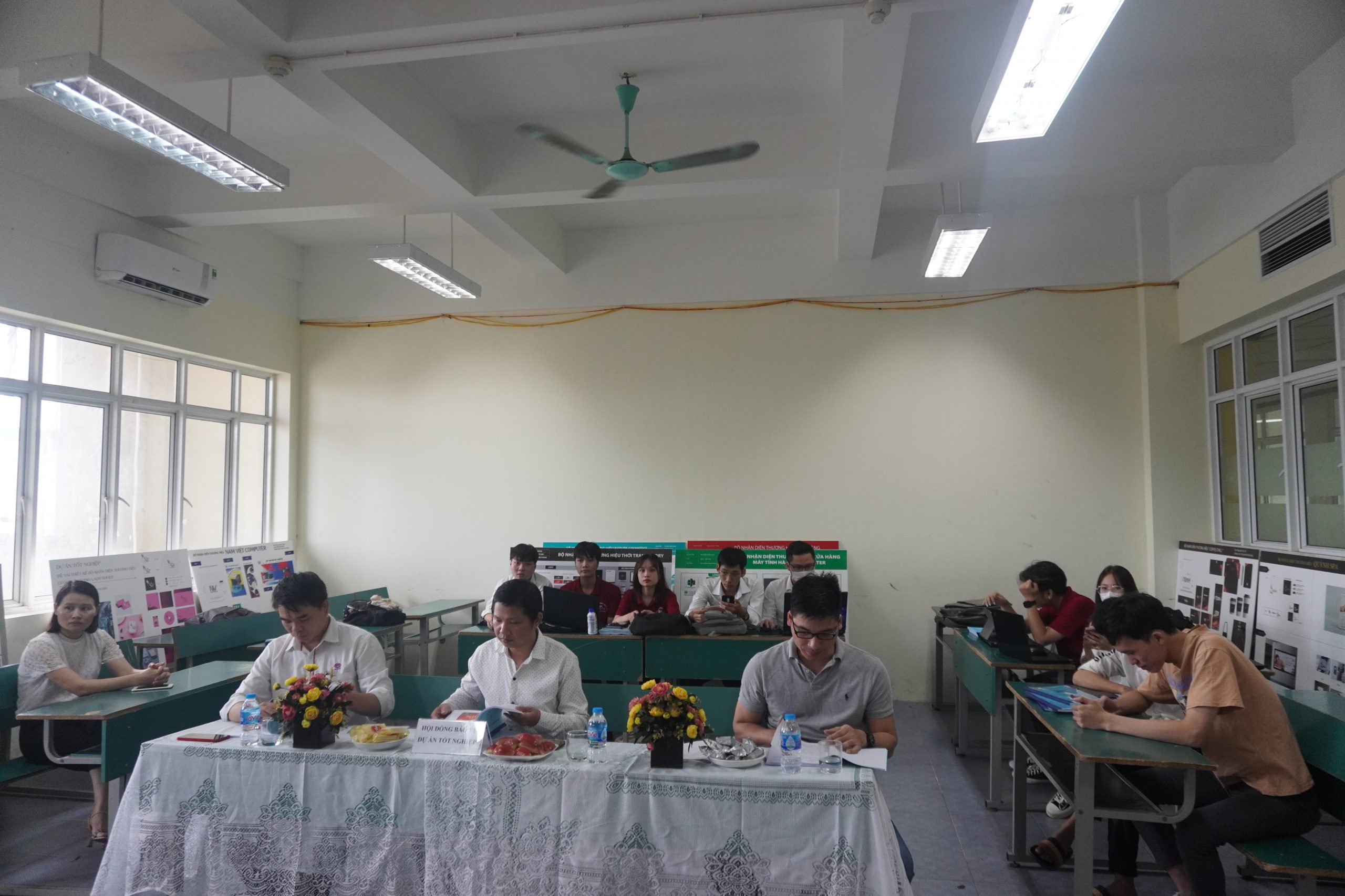 Sinh viên thiết kế đồ họa