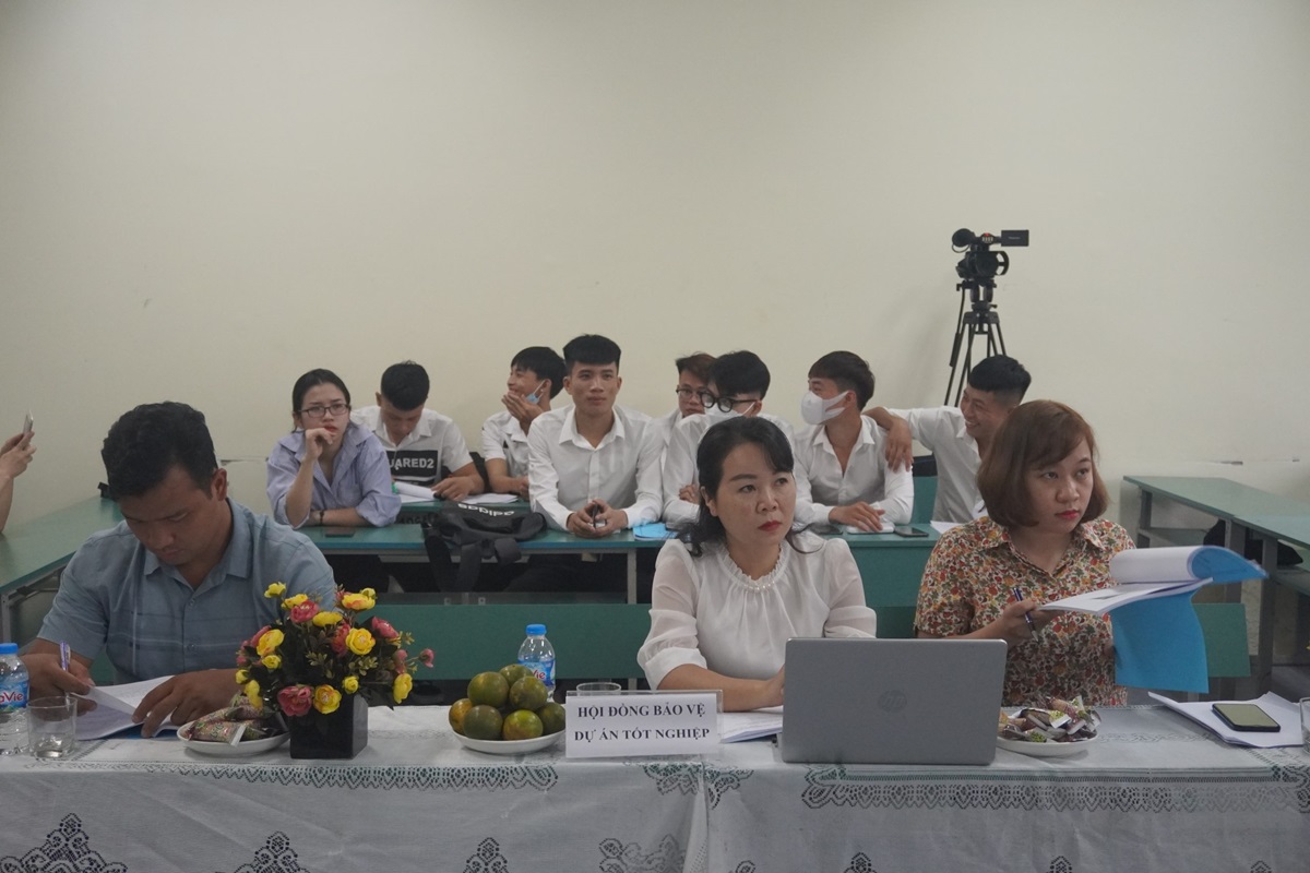 hình ảnh tại Lễ bảo vệ đồ án tốt nghiệp khóa 11 Cao đẳng chính quy ngành Kỹ thuật máy lạnh và Điều hòa không khí tại trường Cao đẳng Bách Khoa