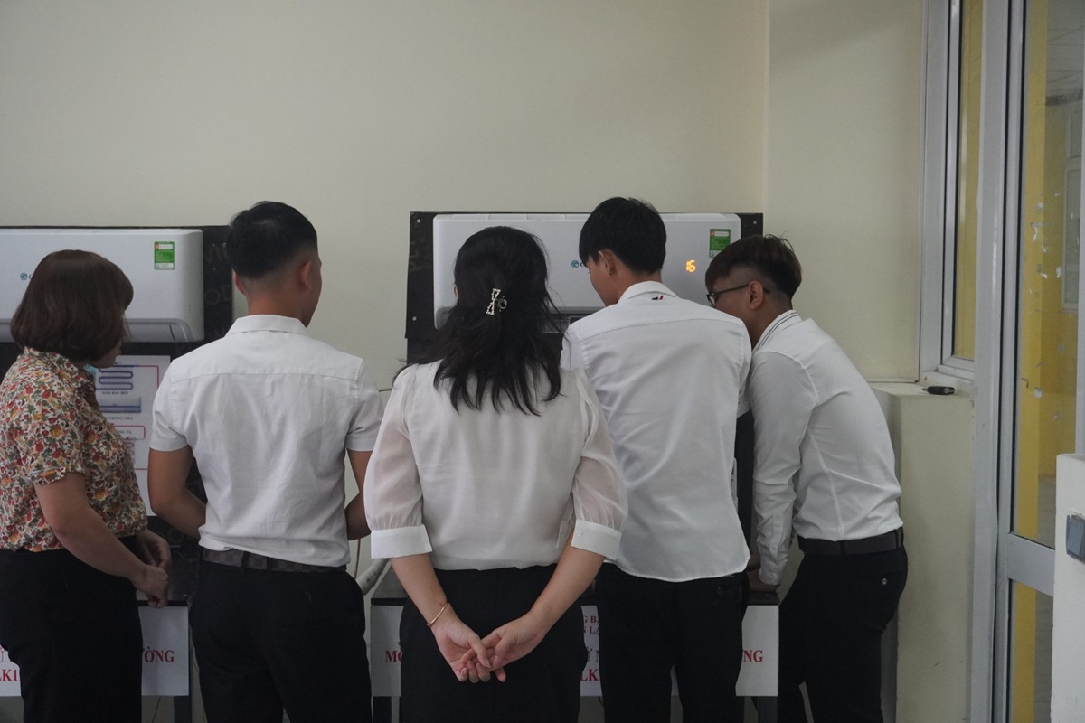 hình ảnh tại Lễ bảo vệ đồ án tốt nghiệp khóa 11 Cao đẳng chính quy ngành Kỹ thuật máy lạnh và Điều hòa không khí tại trường Cao đẳng Bách Khoa