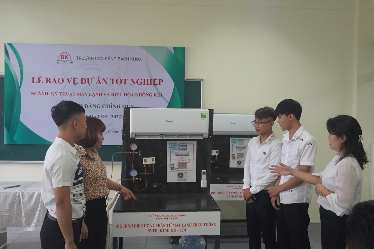 hình ảnh tại Lễ bảo vệ đồ án tốt nghiệp khóa 11 Cao đẳng chính quy ngành Kỹ thuật máy lạnh và Điều hòa không khí tại trường Cao đẳng Bách Khoa