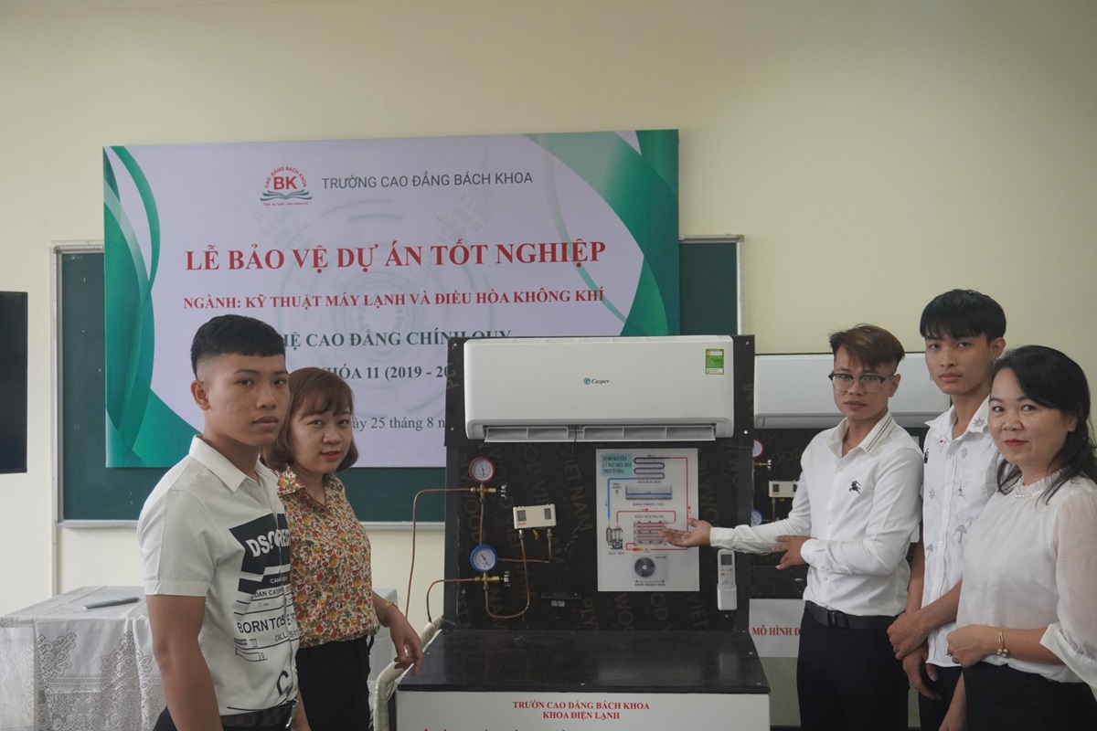 hình ảnh tại Lễ bảo vệ đồ án tốt nghiệp khóa 11 Cao đẳng chính quy ngành Kỹ thuật máy lạnh và Điều hòa không khí tại trường Cao đẳng Bách Khoa