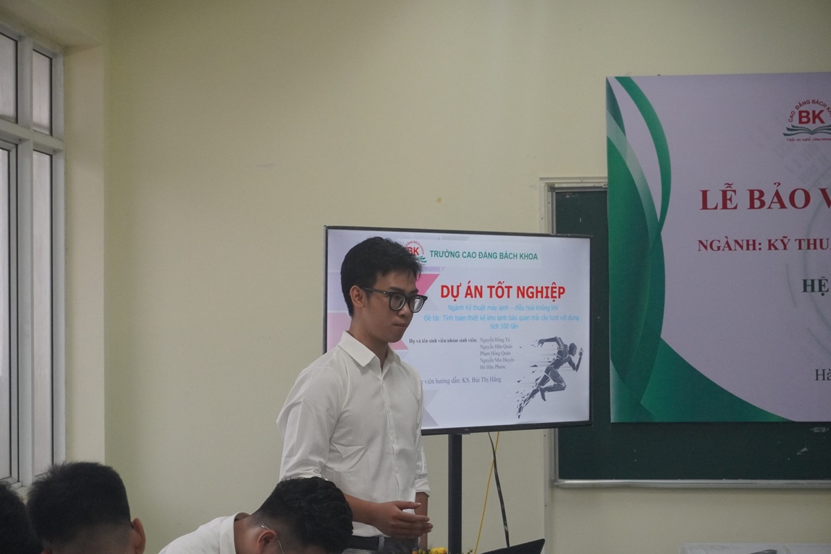 hình ảnh tại Lễ bảo vệ đồ án tốt nghiệp khóa 11 Cao đẳng chính quy ngành Kỹ thuật máy lạnh và Điều hòa không khí tại trường Cao đẳng Bách Khoa