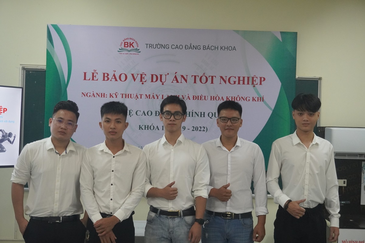 hình ảnh tại Lễ bảo vệ đồ án tốt nghiệp khóa 11 Cao đẳng chính quy ngành Kỹ thuật máy lạnh và Điều hòa không khí tại trường Cao đẳng Bách Khoa