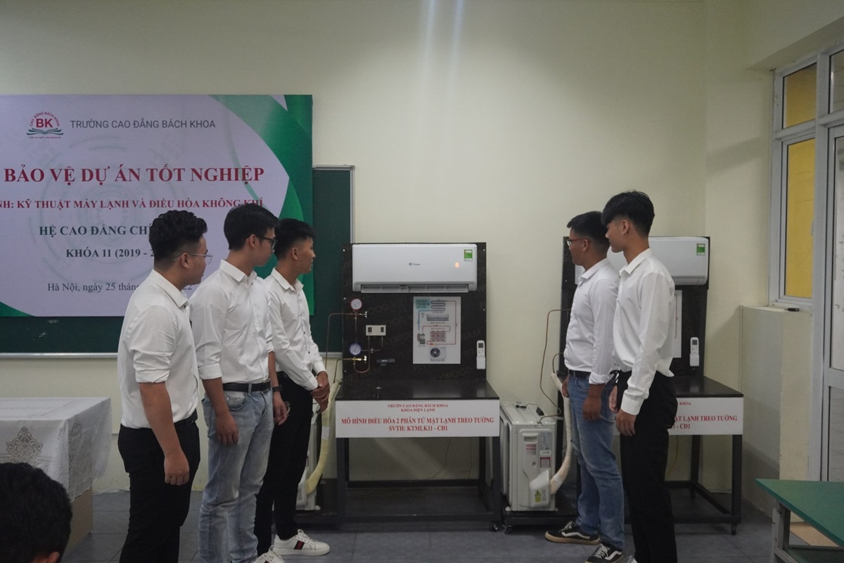 hình ảnh tại Lễ bảo vệ đồ án tốt nghiệp khóa 11 Cao đẳng chính quy ngành Kỹ thuật máy lạnh và Điều hòa không khí tại trường Cao đẳng Bách Khoa