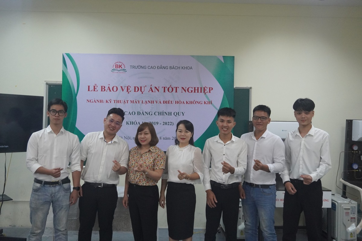 hình ảnh tại Lễ bảo vệ đồ án tốt nghiệp khóa 11 Cao đẳng chính quy ngành Kỹ thuật máy lạnh và Điều hòa không khí tại trường Cao đẳng Bách Khoa