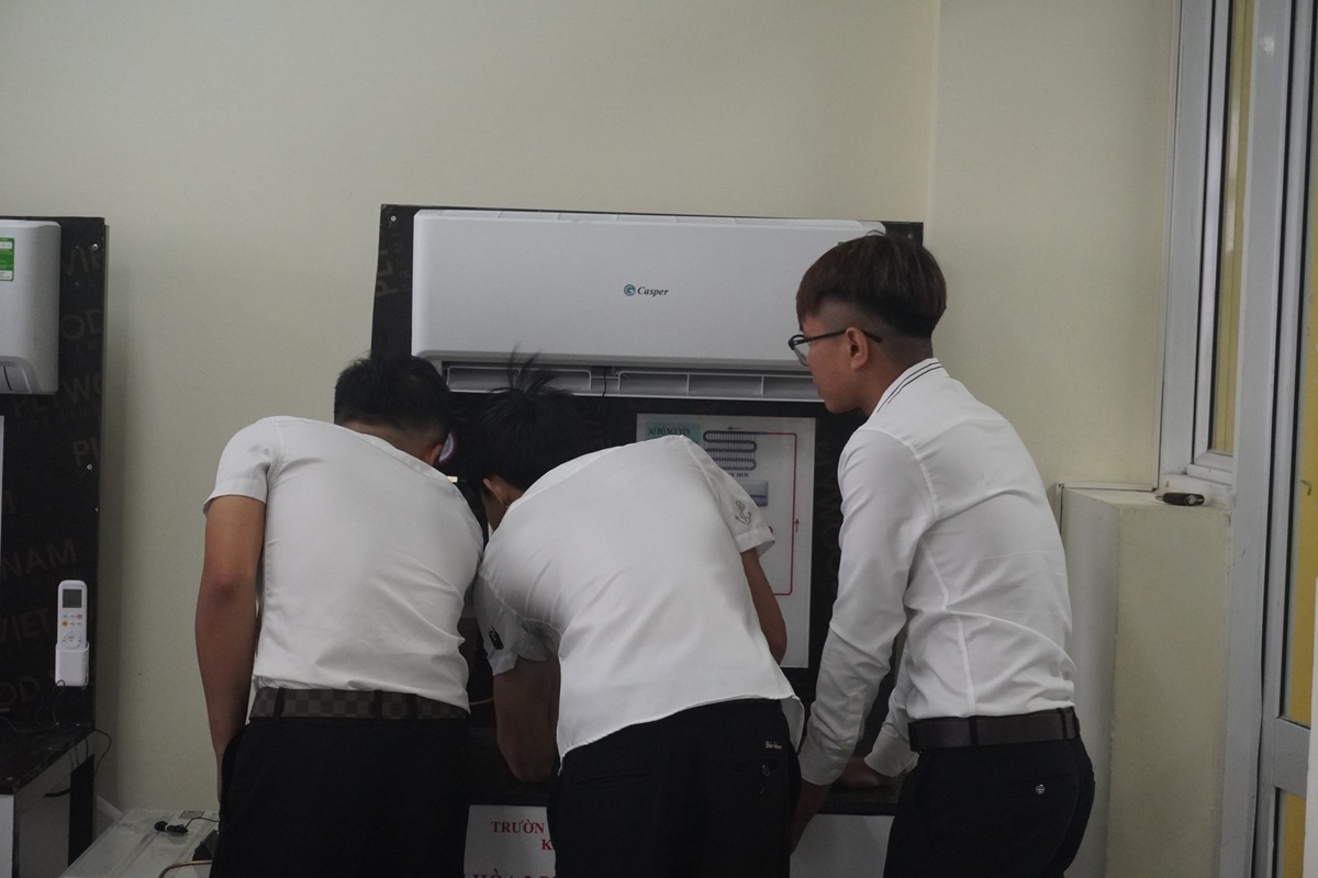 hình ảnh tại Lễ bảo vệ đồ án tốt nghiệp khóa 11 Cao đẳng chính quy ngành Kỹ thuật máy lạnh và Điều hòa không khí tại trường Cao đẳng Bách Khoa