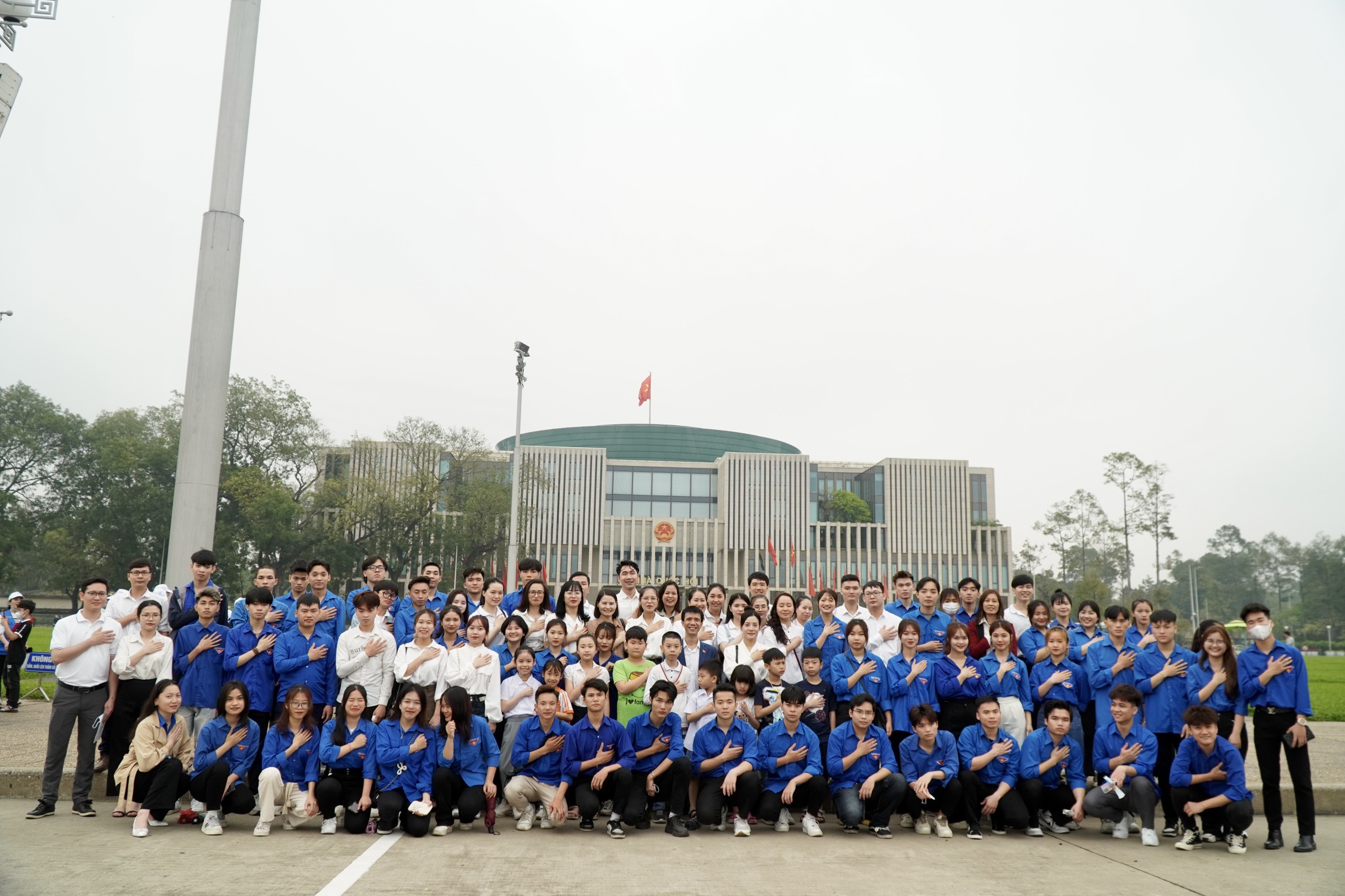 Sinh viên Cao đẳng Bách Khoa trải nghiệm Viếng lăng Bác và tham quan khu di tích Chủ tịch Hồ Chí Minh
