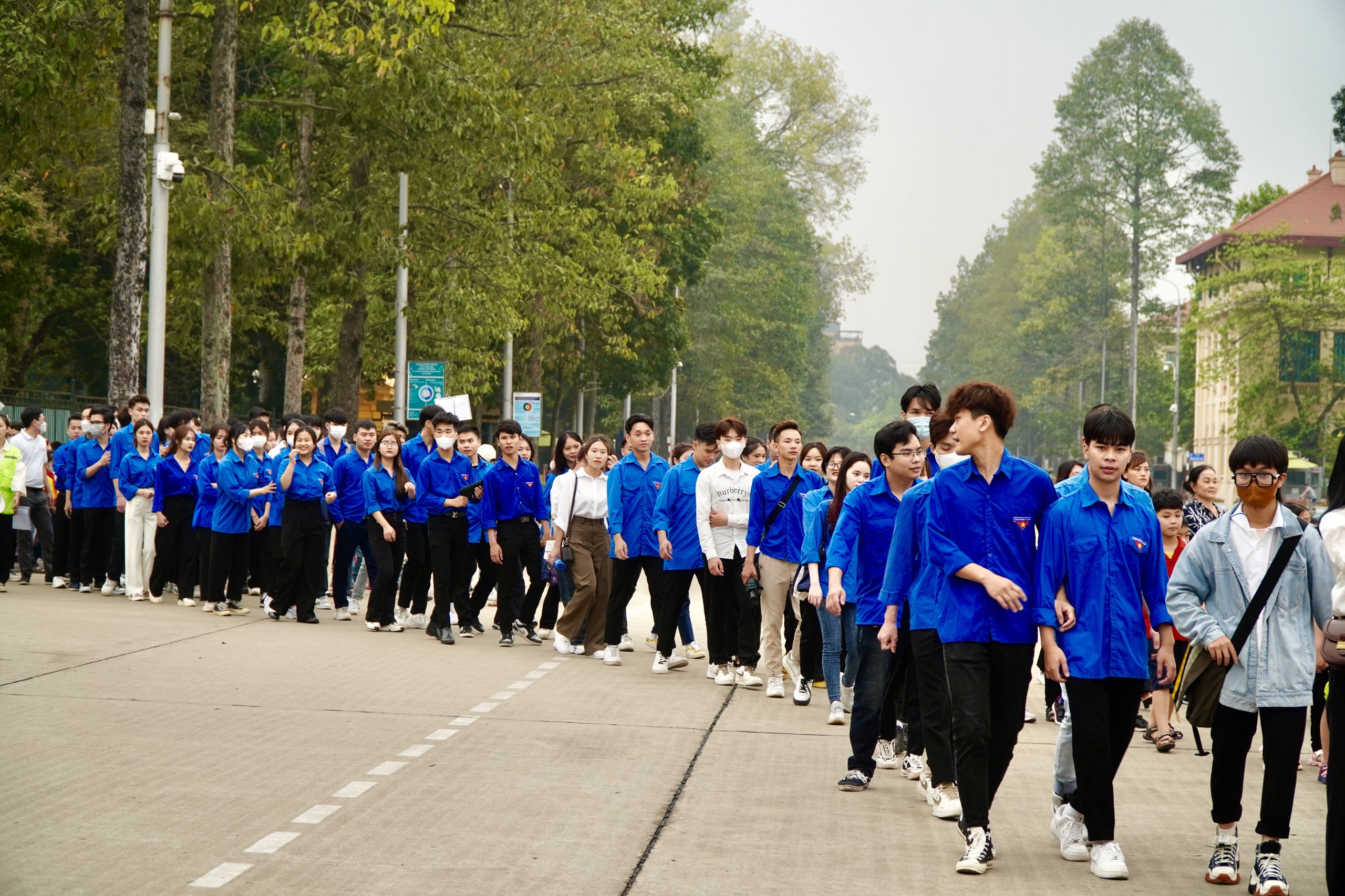 Sinh viên Cao đẳng Bách Khoa trải nghiệm Viếng lăng Bác và tham quan khu di tích Chủ tịch Hồ Chí Minh