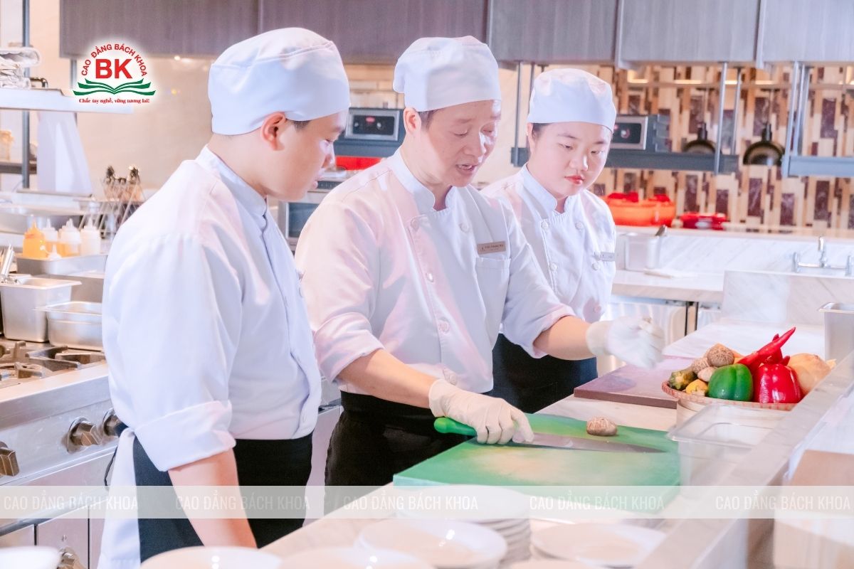 Sinh viên Cao đẳng Bách Khoa được đào tạo tại Vinpearl