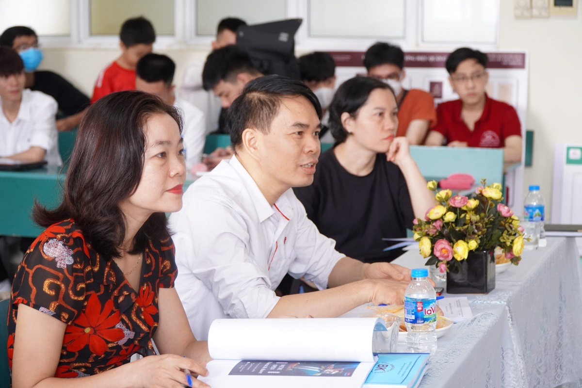 Thầy Đinh Văn Kiên - Chủ tịch Hội đồng Bảo vệ
