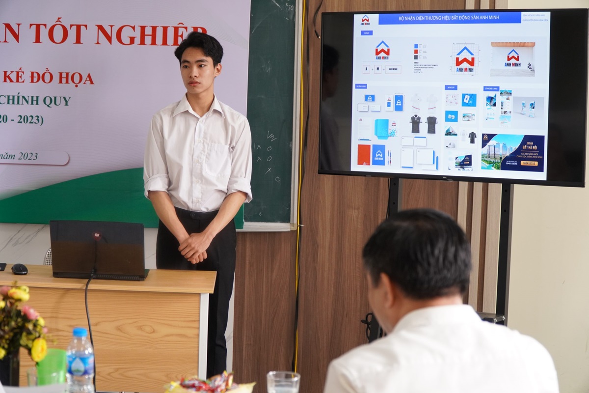 Thầy Đinh Văn Kiên - Chủ tịch Hội đồng Bảo vệ