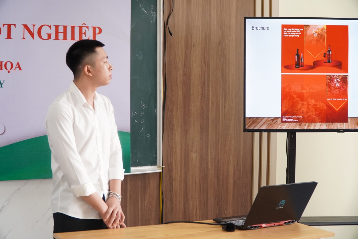 Thầy Đinh Văn Kiên - Chủ tịch Hội đồng Bảo vệ