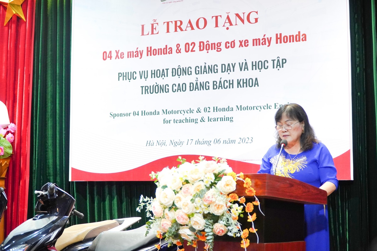 TS Đinh Thị Dậu - Hiệu trưởng Nhà trường phát biểu tại buổi lễ