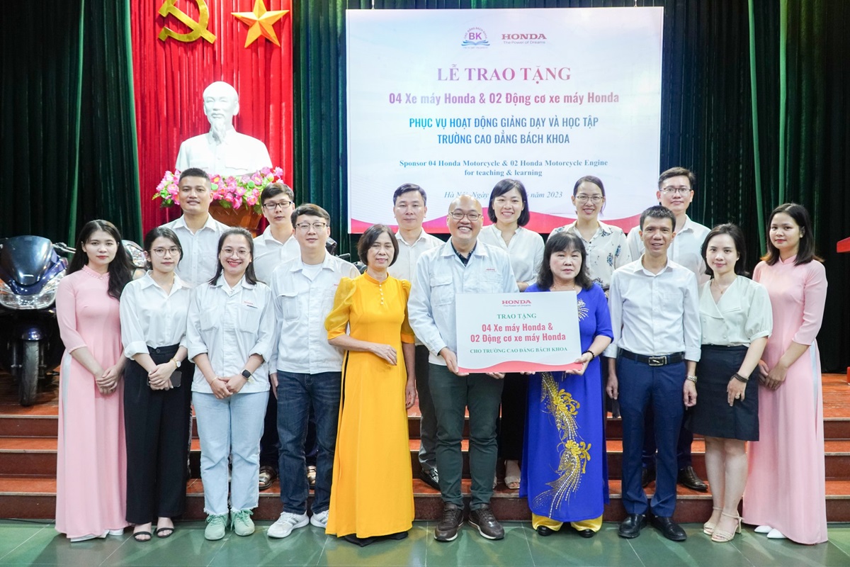 Đại diện Honda trao tặng thiết bị phục vụ học tập và giảng dạy cho trường Cao đẳng Bách Khoa