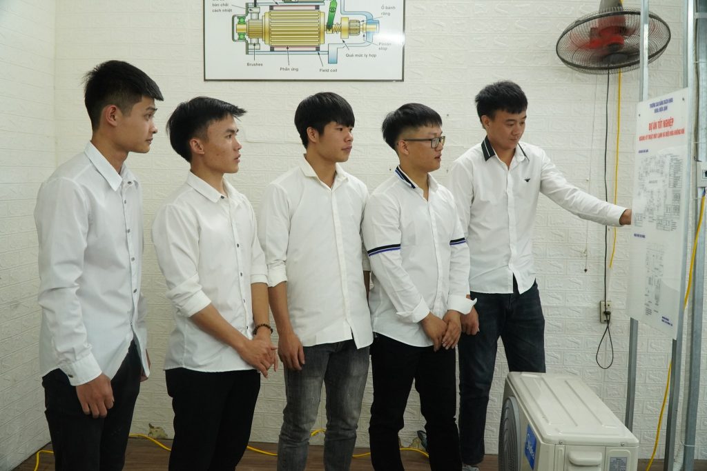 Các bạn sinh viên trình bày trong lễ bảo vệ 