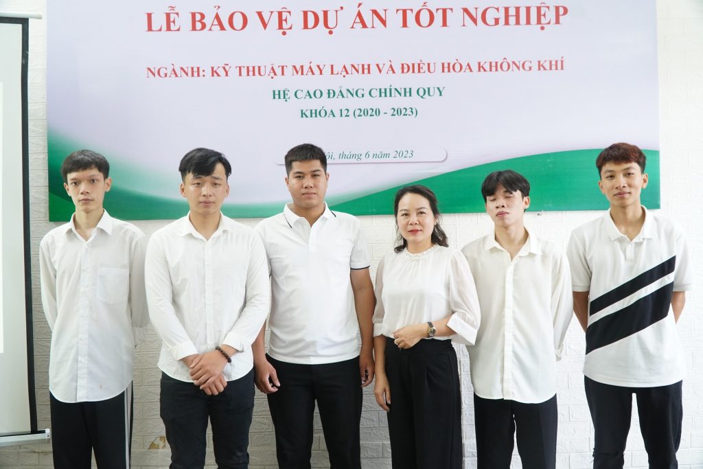 Sinh viên khoa Điện lạnh trong buổi lễ bảo vệ dự án tốt nghiệp