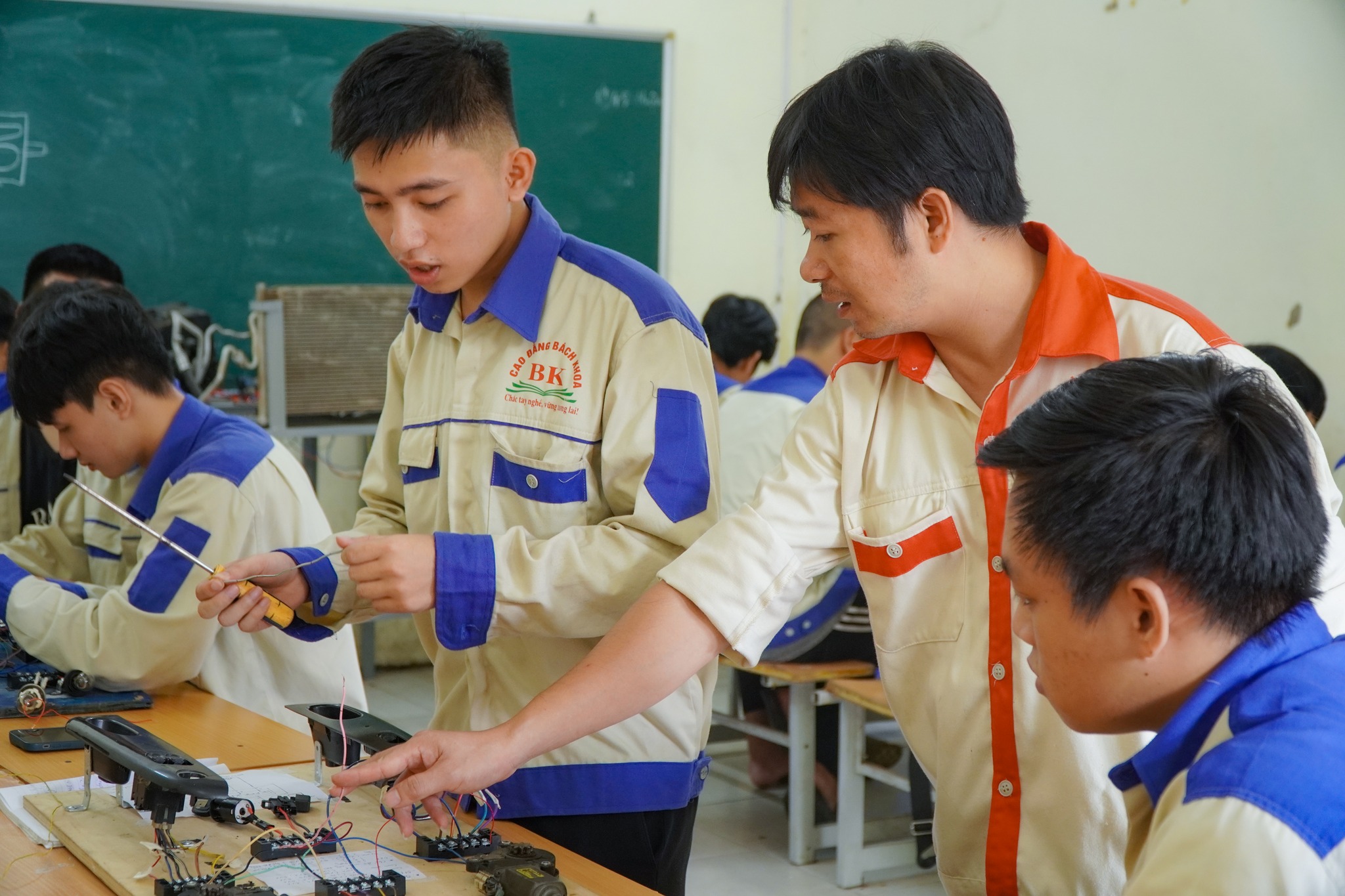 Buổi học thực hành của sinh viên ngành Công nghệ Ô tô khóa 13 tại xưởng thực hành