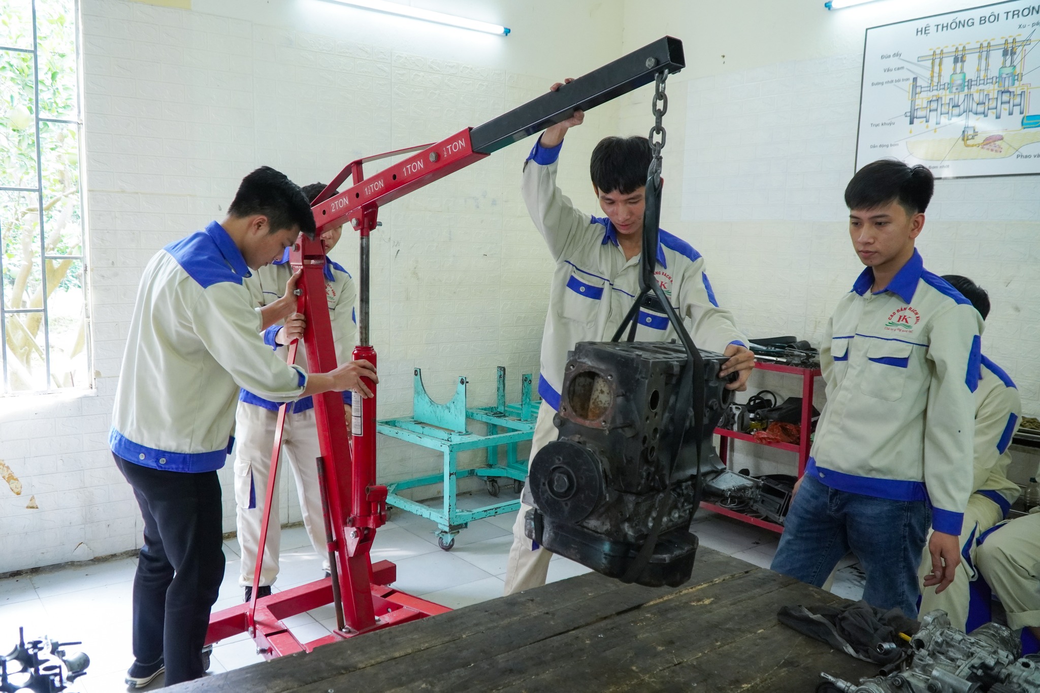 Buổi học thực hành của sinh viên ngành Công nghệ Ô tô khóa 13 tại xưởng thực hành