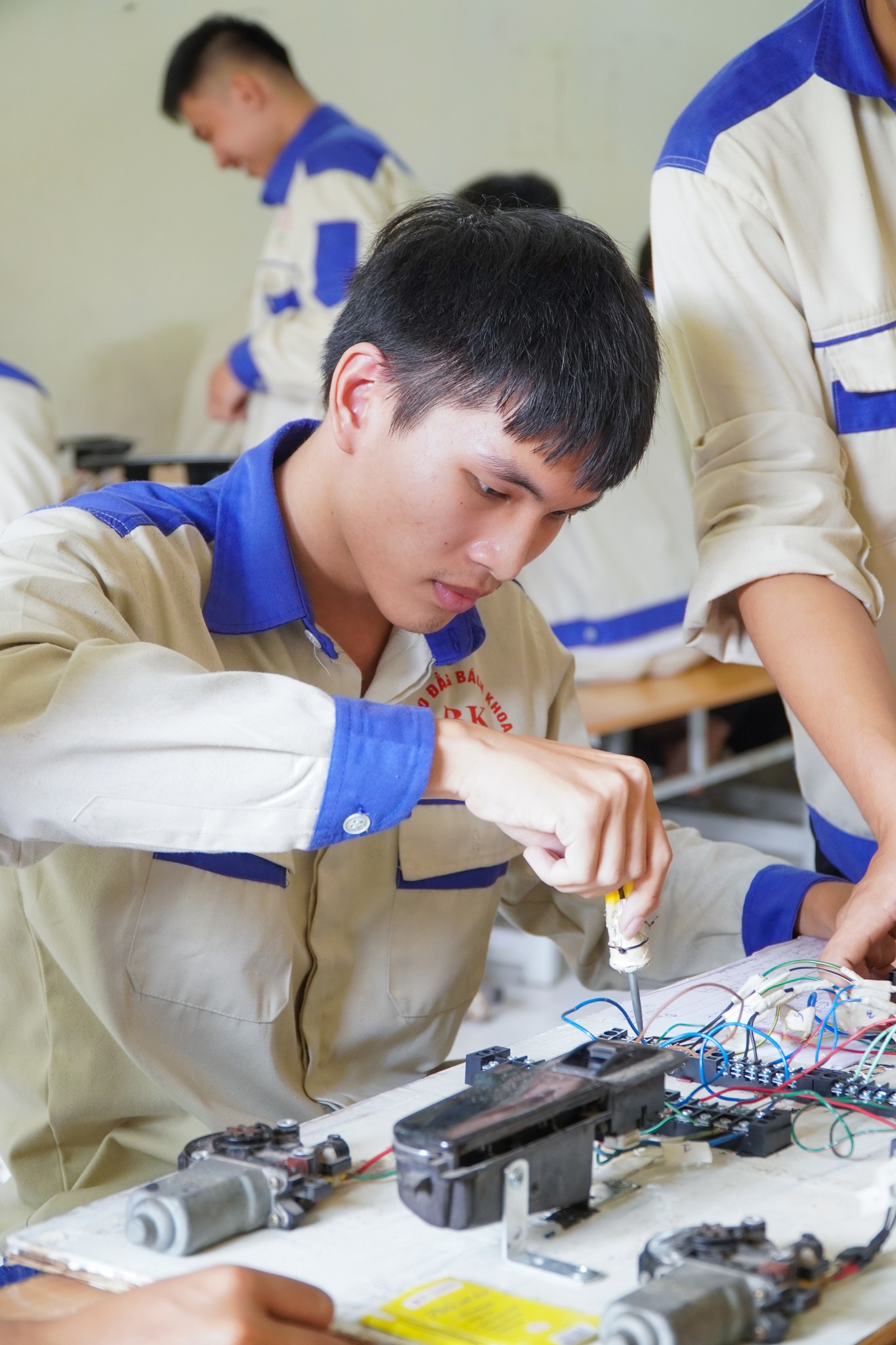 Buổi học thực hành của sinh viên ngành Công nghệ Ô tô khóa 13 tại xưởng thực hành