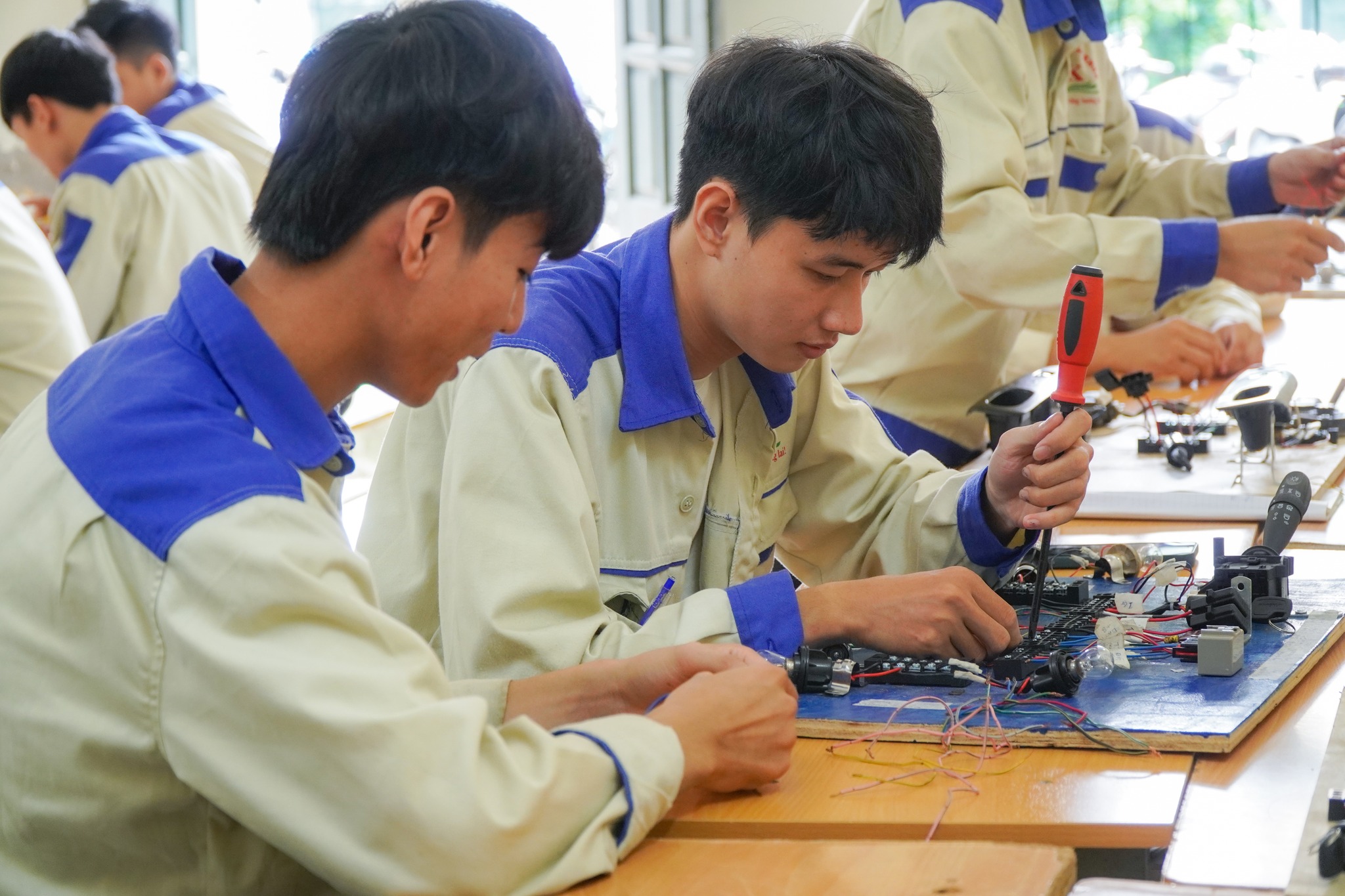 Buổi học thực hành của sinh viên ngành Công nghệ Ô tô khóa 13 tại xưởng thực hành