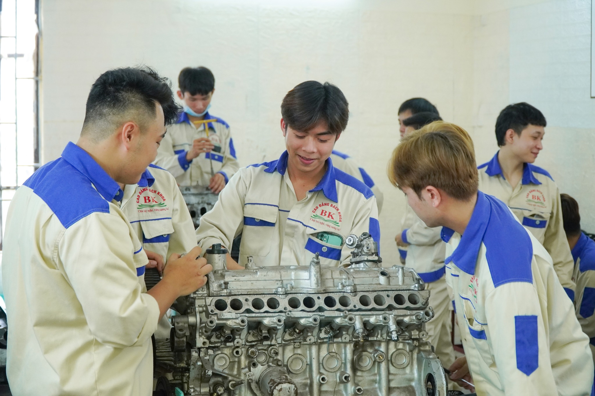 Buổi học thực hành của sinh viên ngành Công nghệ Ô tô khóa 13 tại xưởng thực hành