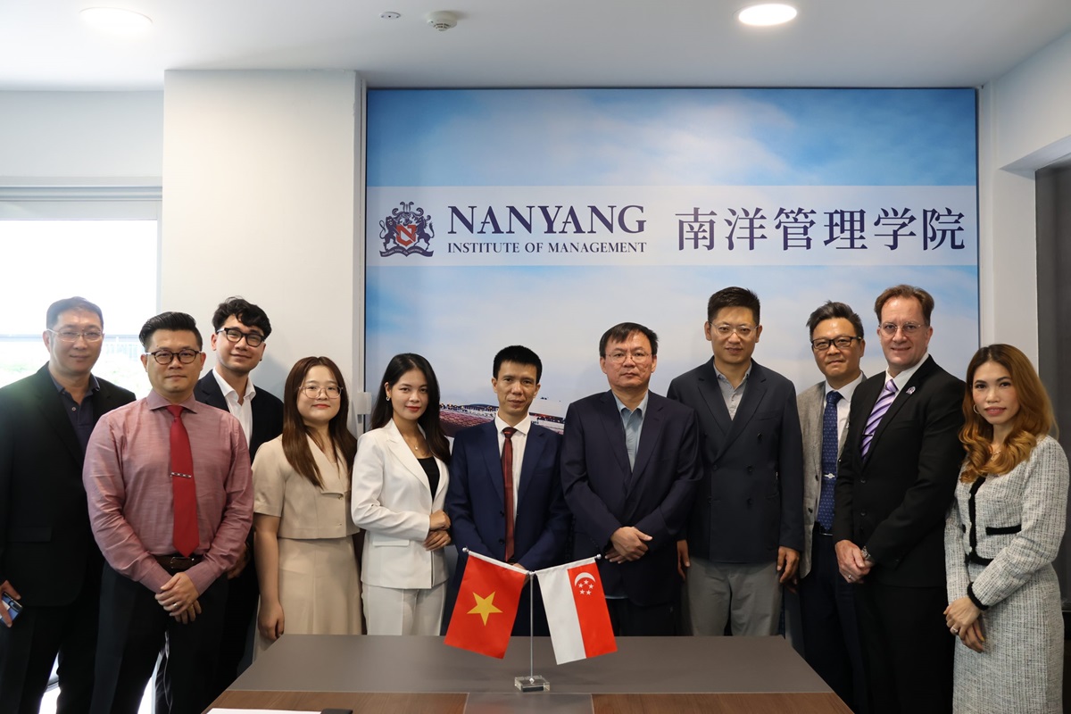 Đại diện hai trường chụp ảnh lưu niệm