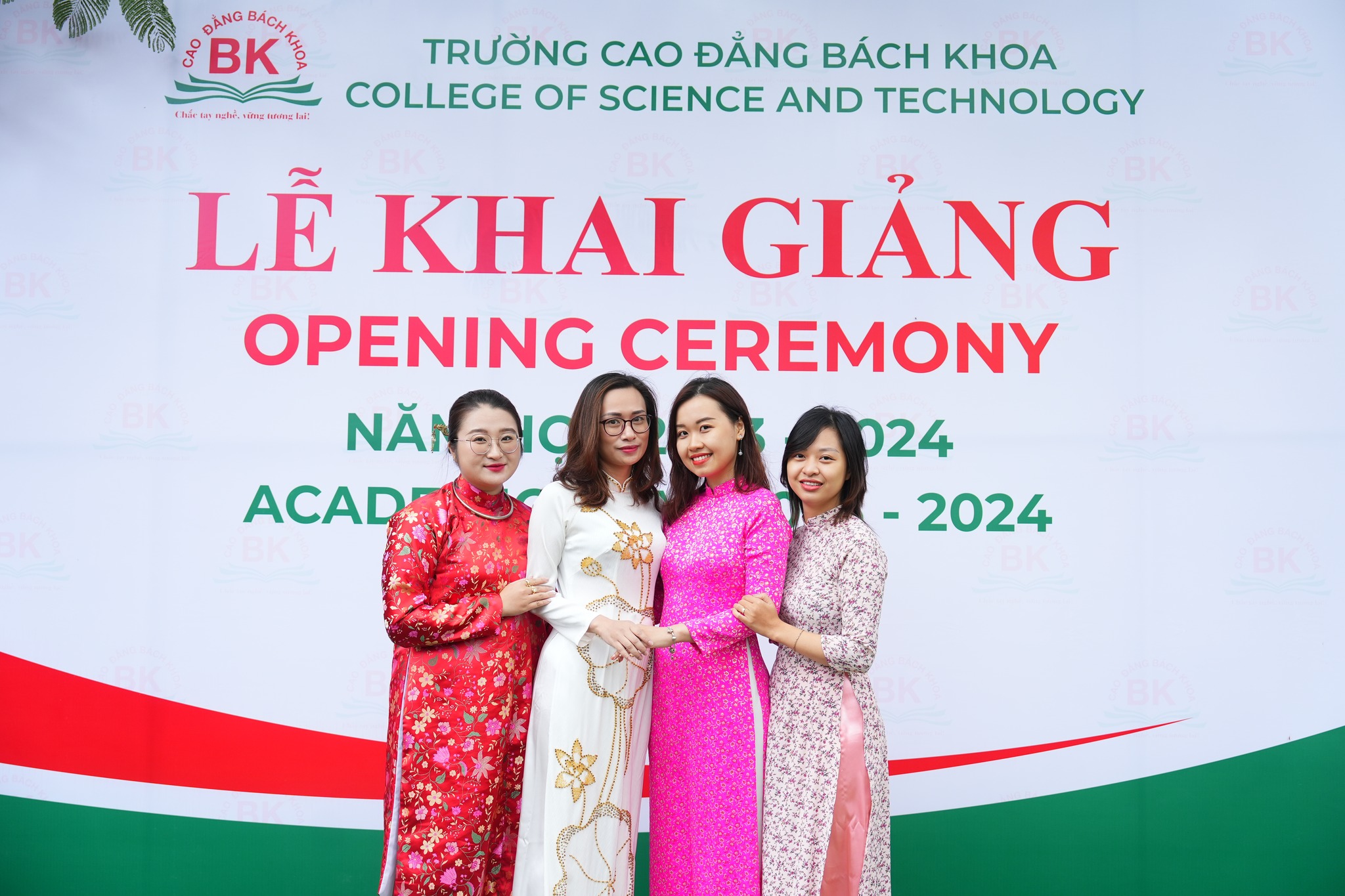 Cán bộ giảng viên Trường cao đẳng Bách Khoa