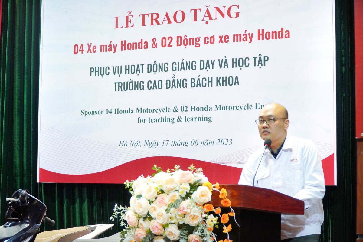 Công ty Honda Việt Nam trao tặng thiết bị phục vụ hoạt động giảng dạy và học tập trường Cao đẳng Bách Khoa