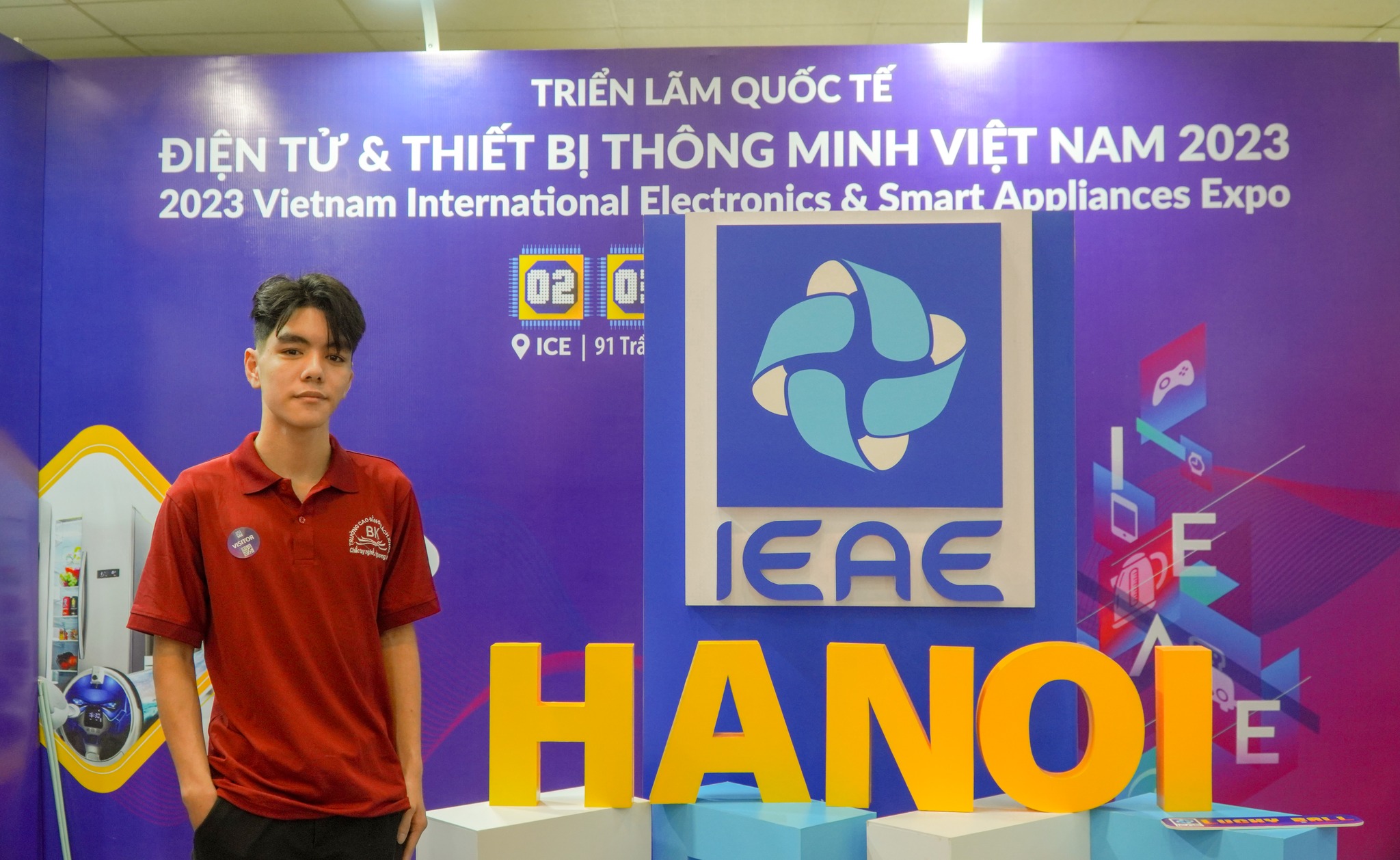 Phú trong buổi tham quan triễn lãm Điện Điện tử do Trường Cao đẳng Bách Khoa tổ chức