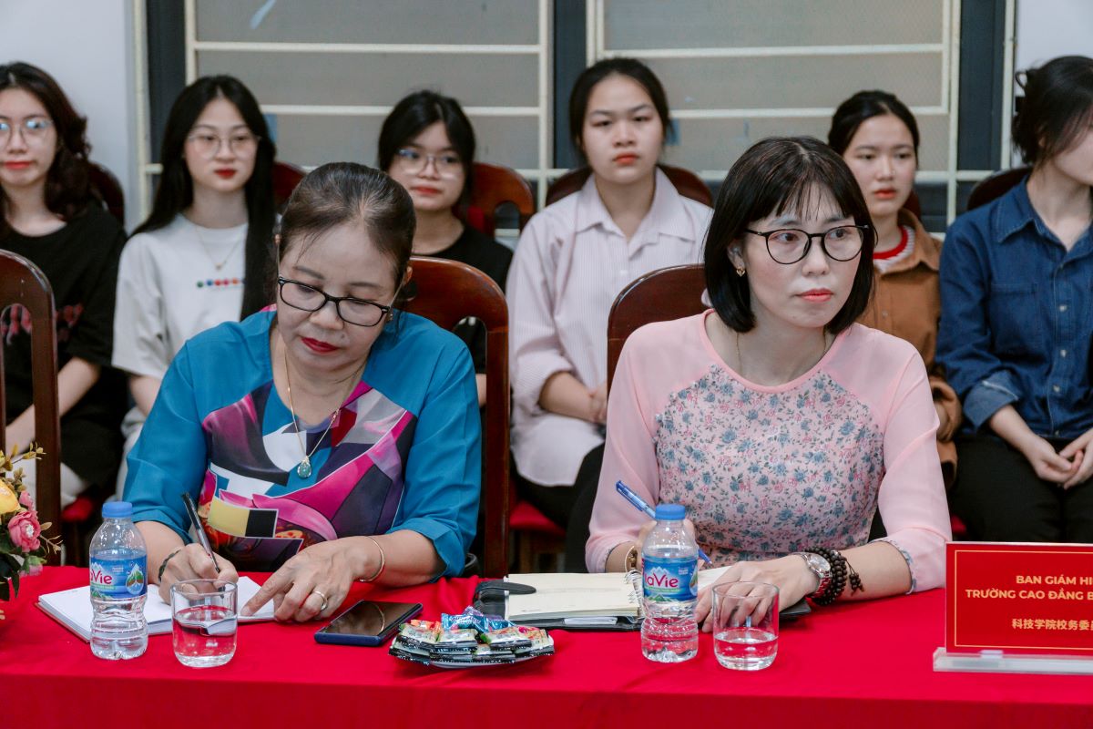Đón tiếp và làm việc với Đoàn Sở Nguồn nhân lực và An sinh xã hội khu tự trị dân tộc Choang Quảng Tây