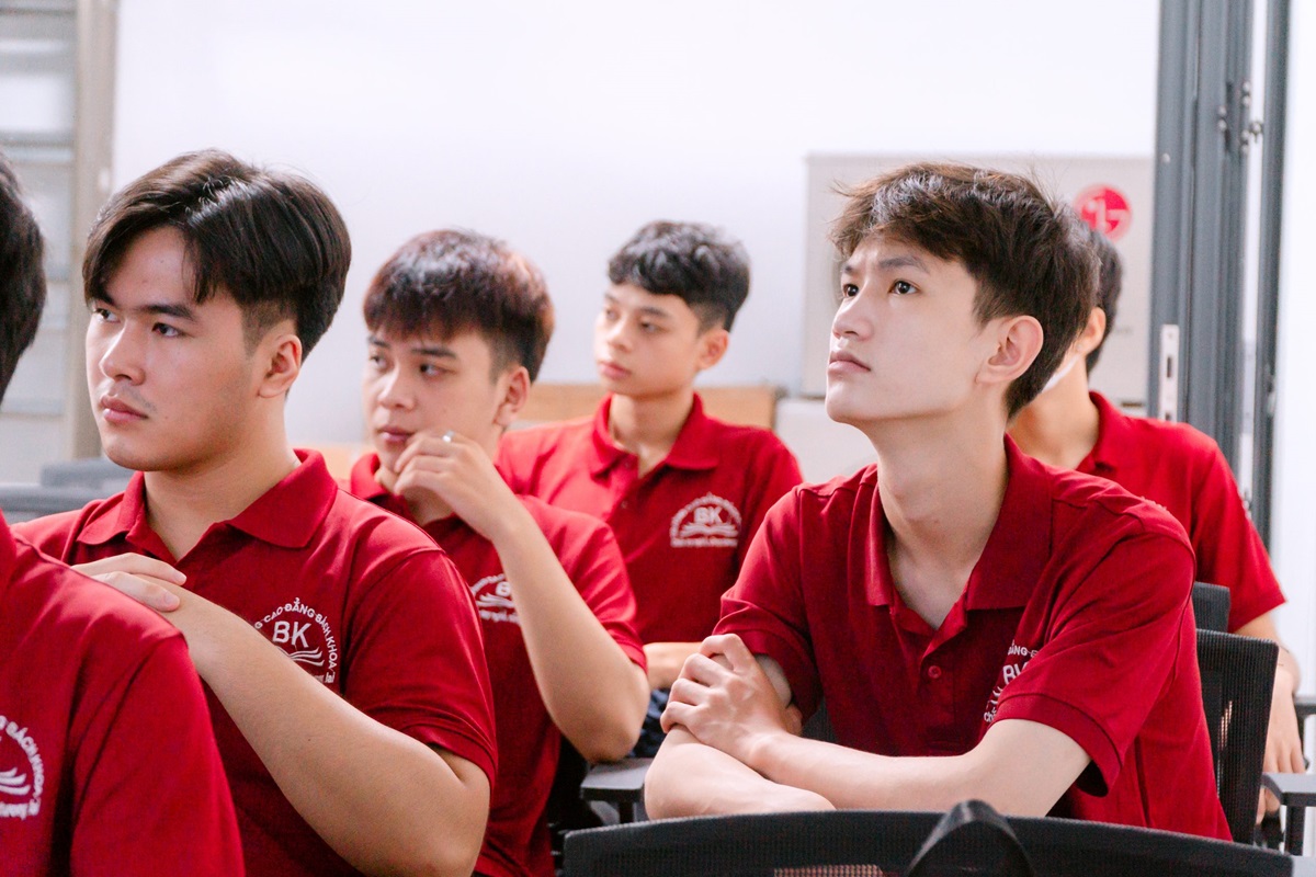 Sinh viên ngành Kỹ thuật máy lạnh và Điều hòa không khí tham gia tập huấn tại Trung tâm đào tạo điều hòa không khí LG Air Solution Academy