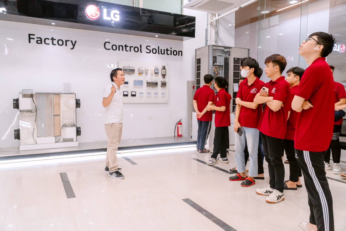 Sinh viên ngành Kỹ thuật máy lạnh và Điều hòa không khí tham gia tập huấn tại Trung tâm đào tạo điều hòa không khí LG Air Solution Academy