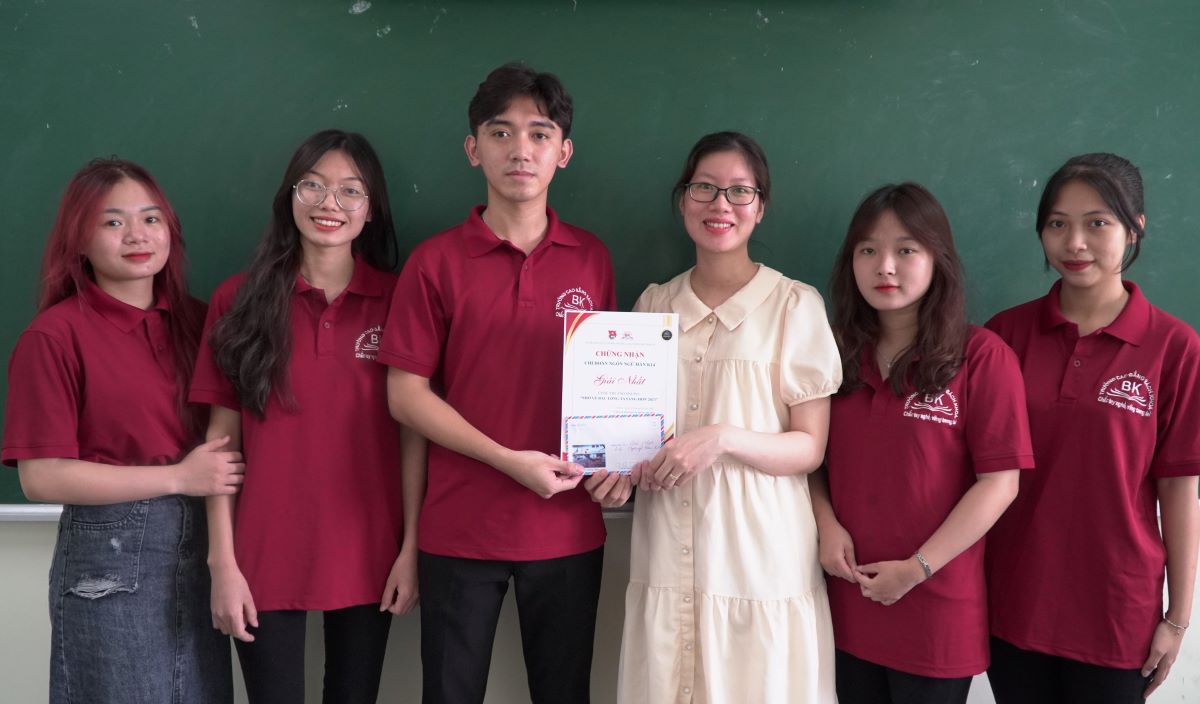 Cô Hoàng Thị Na cùng sinh viên khoa tiếng Hàn