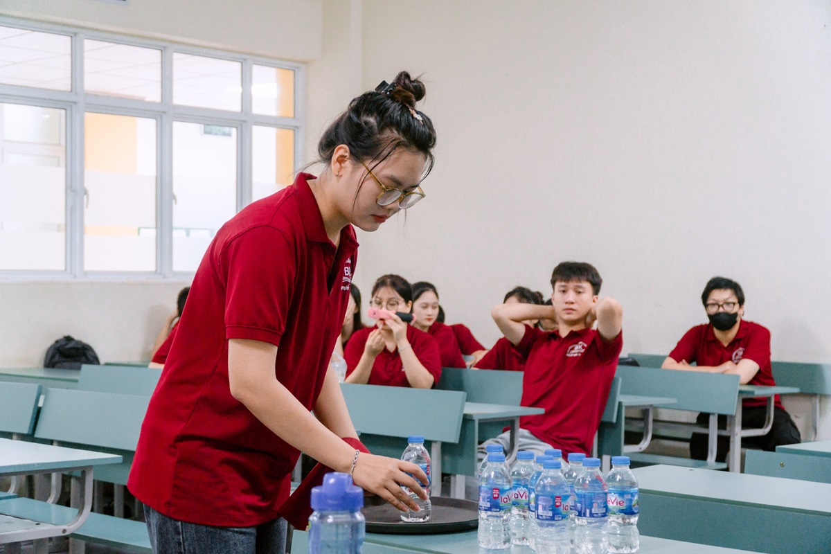 Sinh viên ngành Quản trị khách sạn hào hứng với giờ học thực hành môn Nghiệp vụ nhà hàng
