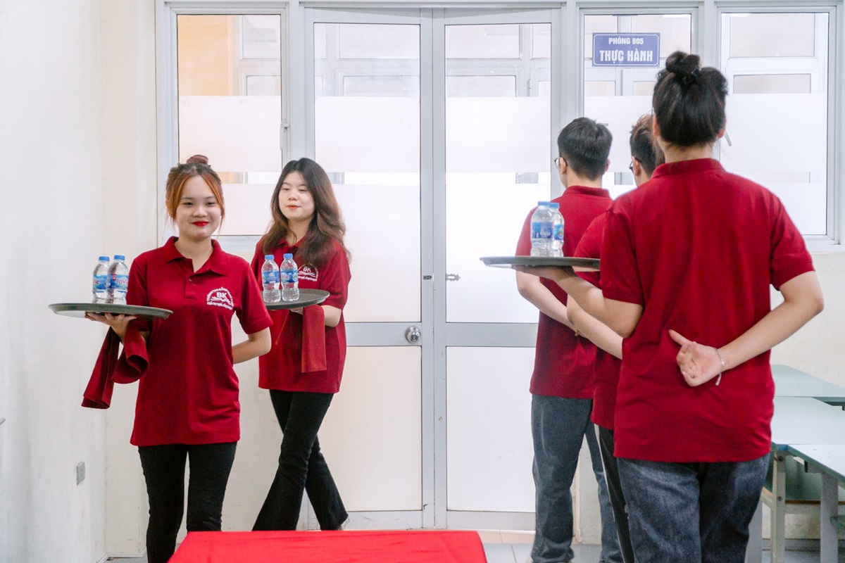 Sinh viên ngành Quản trị khách sạn hào hứng với giờ học thực hành môn Nghiệp vụ nhà hàng