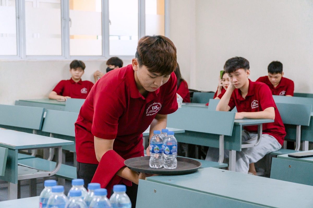 Sinh viên ngành Quản trị khách sạn hào hứng với giờ học thực hành môn Nghiệp vụ nhà hàng