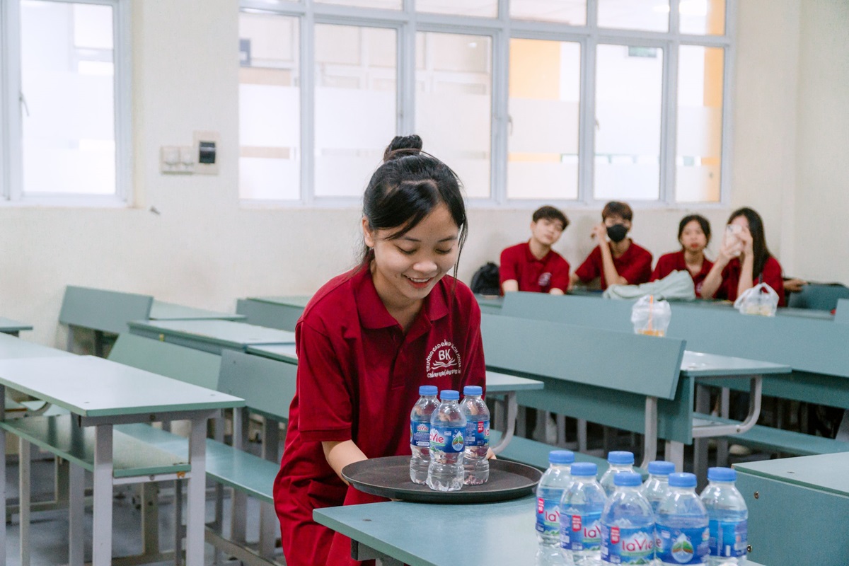 Sinh viên ngành Quản trị khách sạn hào hứng với giờ học thực hành môn Nghiệp vụ nhà hàng