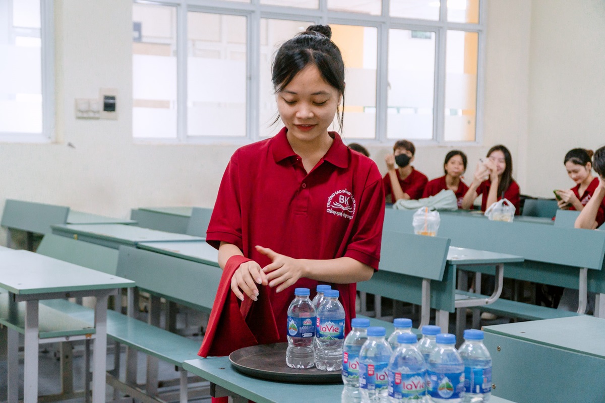 Sinh viên ngành Quản trị khách sạn hào hứng với giờ học thực hành môn Nghiệp vụ nhà hàng