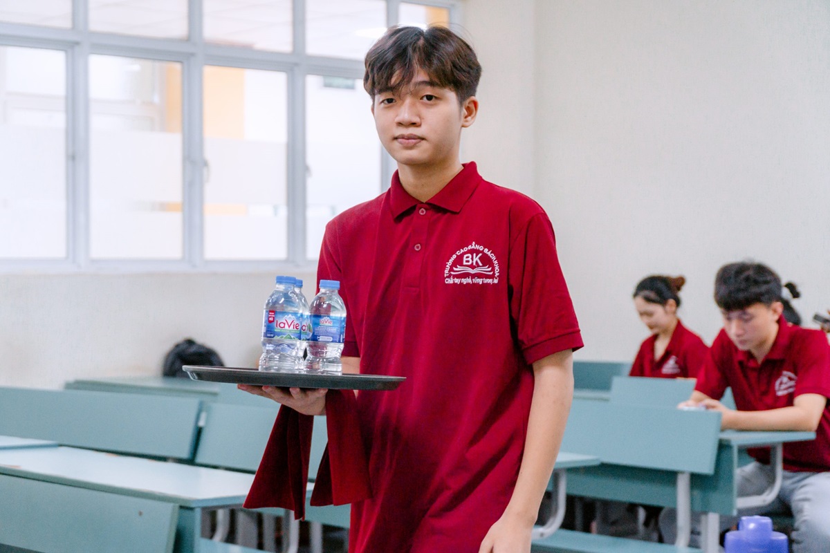 Sinh viên ngành Quản trị khách sạn hào hứng với giờ học thực hành môn Nghiệp vụ nhà hàng