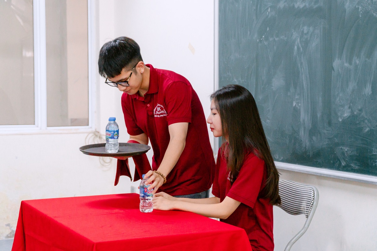 Sinh viên ngành Quản trị khách sạn hào hứng với giờ học thực hành môn Nghiệp vụ nhà hàng