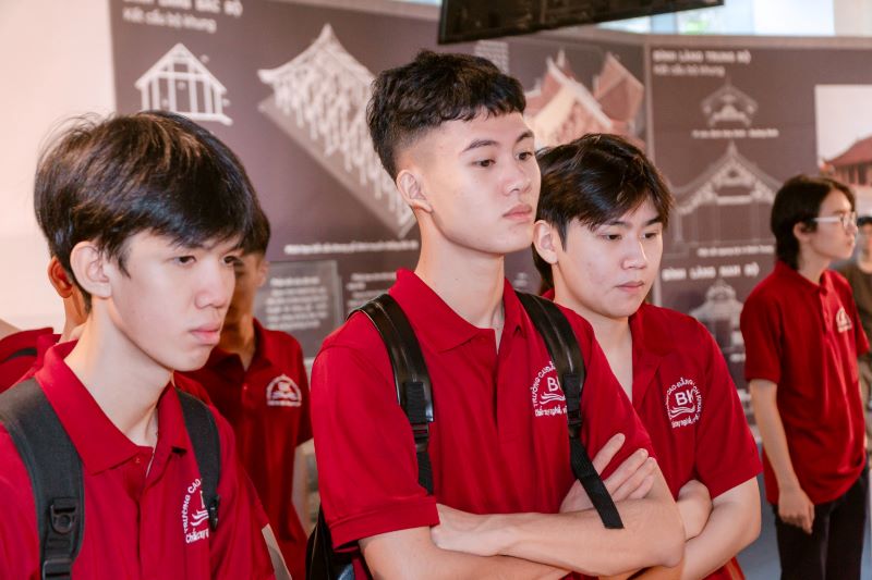 Sinh viên chăm chú, tò mò với các mô hình được trưng bày tại Cung triển lãm