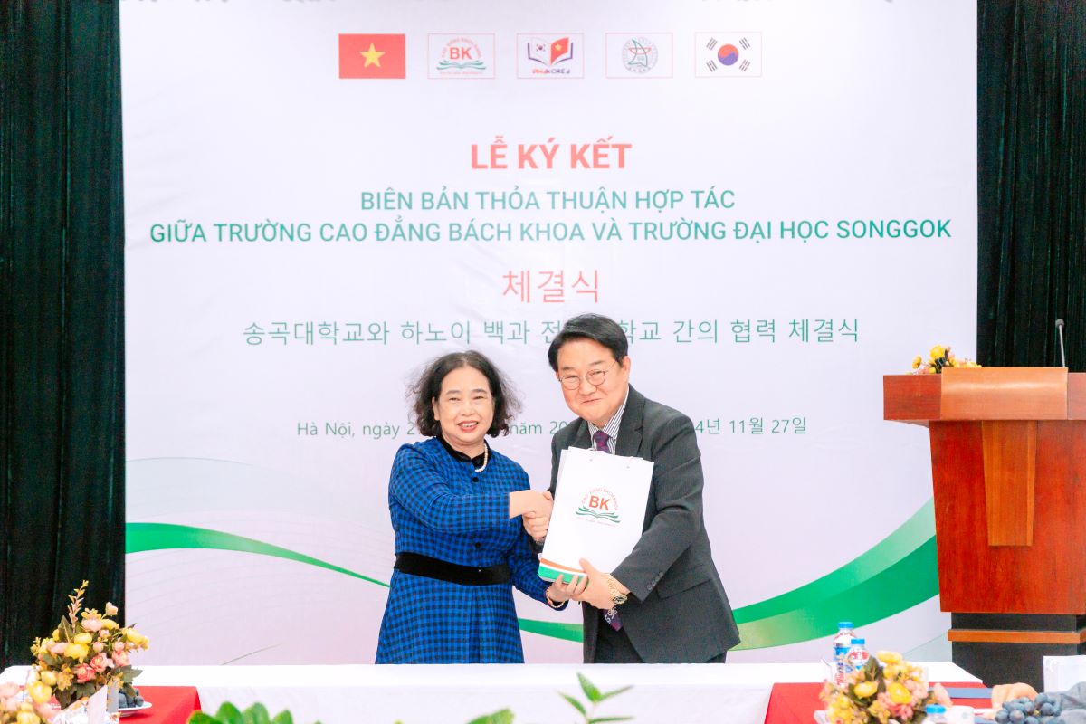 Cô Hoàng Thị Lợi tặng quà lưu niệm cho đại diện trường Đại học Songgok