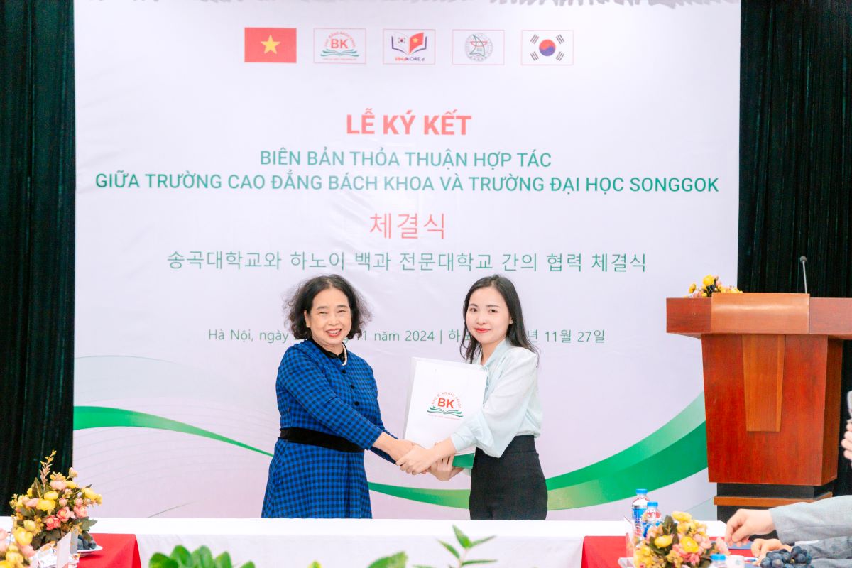 Cô Hoàng Thị Lợi tặng quà lưu niệm cho đại diện trường Đại học Songgok