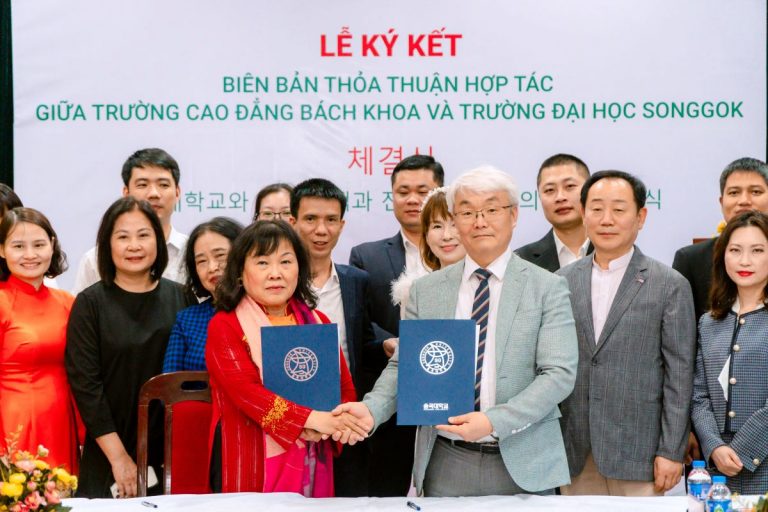 Hiệu trường 2 nhà trường kí biên bản, các thầy cô 2 bên đoàn trường cùng chứng kiến buổi lễ kí kết