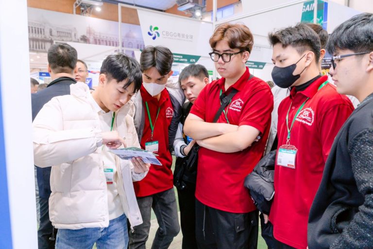 Sinh viên Trường Cao đẳng Bách Khoa tham quan và trải nghiệm tại Triển lãm Quốc tế Linh kiện điện tử và Sản xuất thông minh Việt Nam 2024